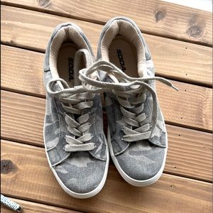 Boutique camo tennis shoes size 9